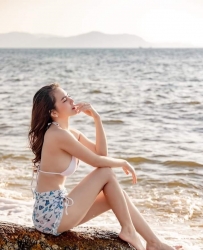 海边度假怎么少得了比基尼的穿搭呢， 碎花的裙摆田园风...