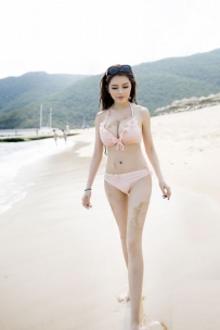 甜美的粉色比基尼套装 让你尽情享受海边度假的休闲与自在