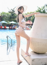 奶牛纹的泳衣套装个性感十足