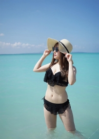 黑色比基尼美女